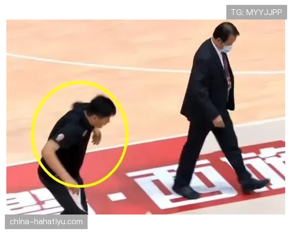 拉人犯规的判定标准与裁判执行细节解析